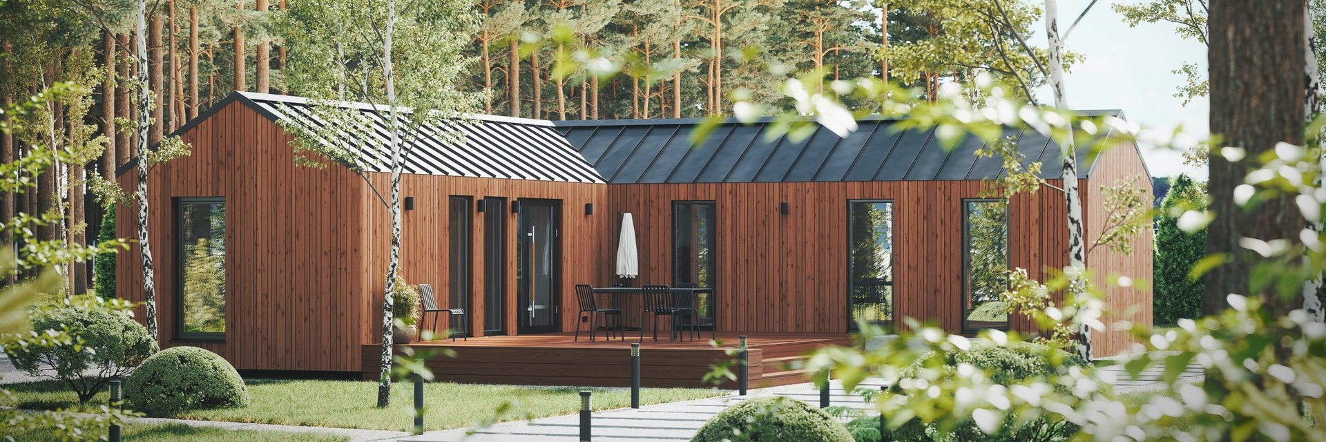 Holzhaus HAVEN L mit Satteldach, senkrechter Holzschalung und Terrasse in einem Kiefernwald