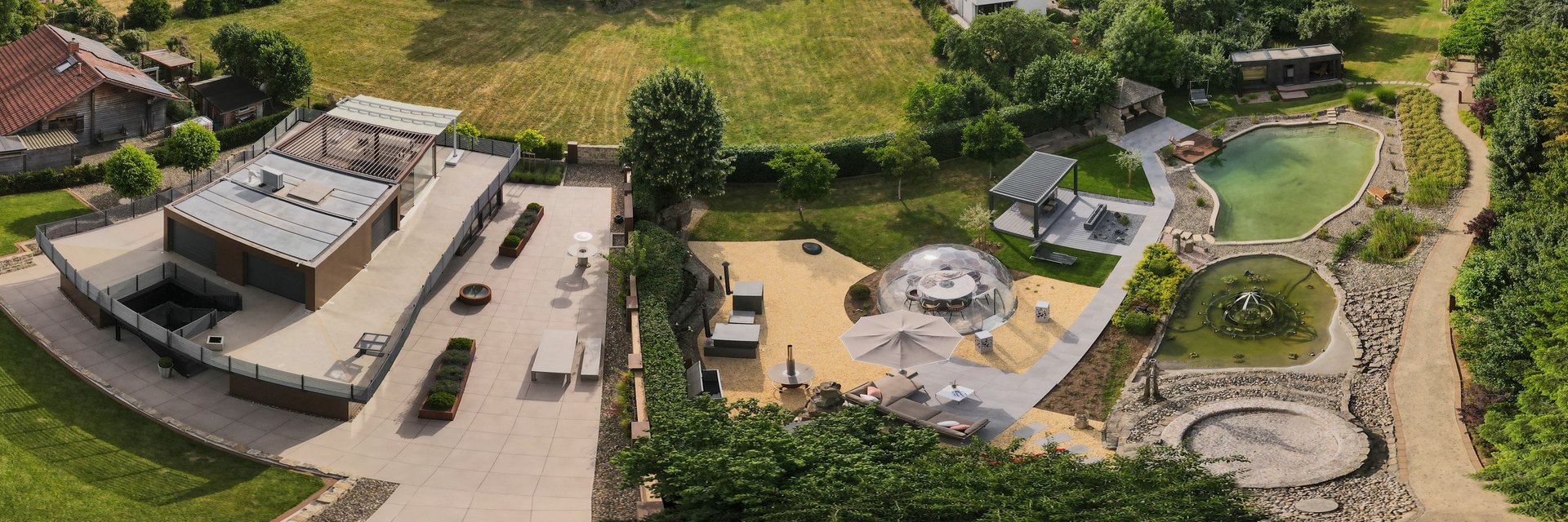 Luftaufnahme des LE-Gel&auml;ndes mit Ausstellungsgeb&auml;uden, Pergolen, Naturteich und Gartenanlagen