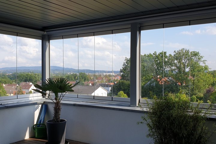 Geöffnete Ecke der Dachterrasse mit rahmenlosen Glasschiebeelementen