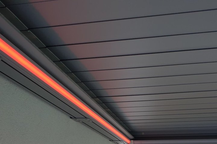 Geschlossene Lamellen des Dachs mit eingebauter LED-Lichtlinie