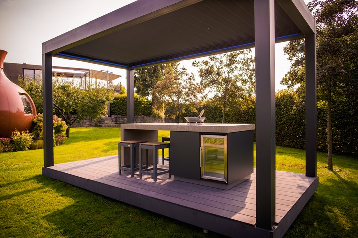 Der LE KitchenCube im LE Au&szlig;enshowroom unter dem Lamellendach