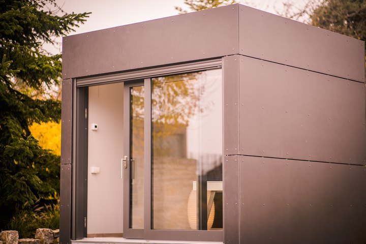 Das aufgebaute LE MiniOffice im LE Au&szlig;enshowroom mit raumhoher Schiebet&uuml;r