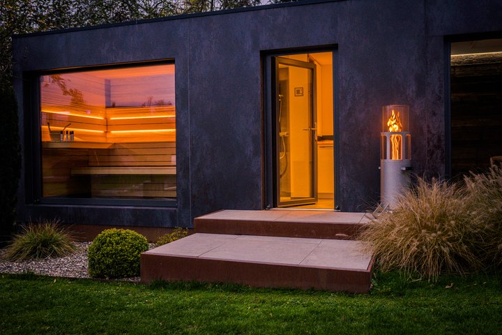 Der aufgebaute LE SpaCube im LE Au&szlig;enshowroom, Sauna hinter raumhohem Glas
