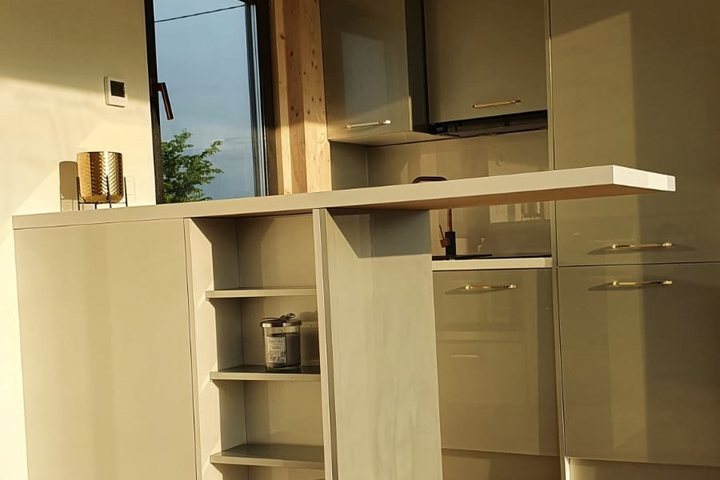 Küchenzeile mit Theke im kompakten Wohnhaus