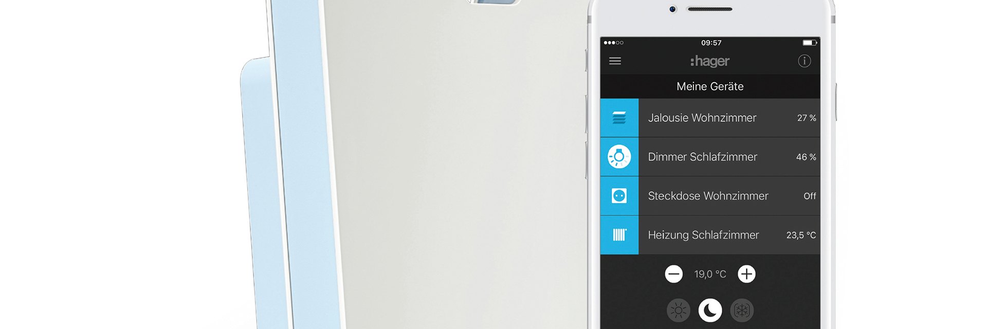 Smart-Home-Bedienung: wandmontiertes Touch-Panel mit Raum&uuml;bersicht und daneben dieselbe Steuerung als App auf dem Smartphone
