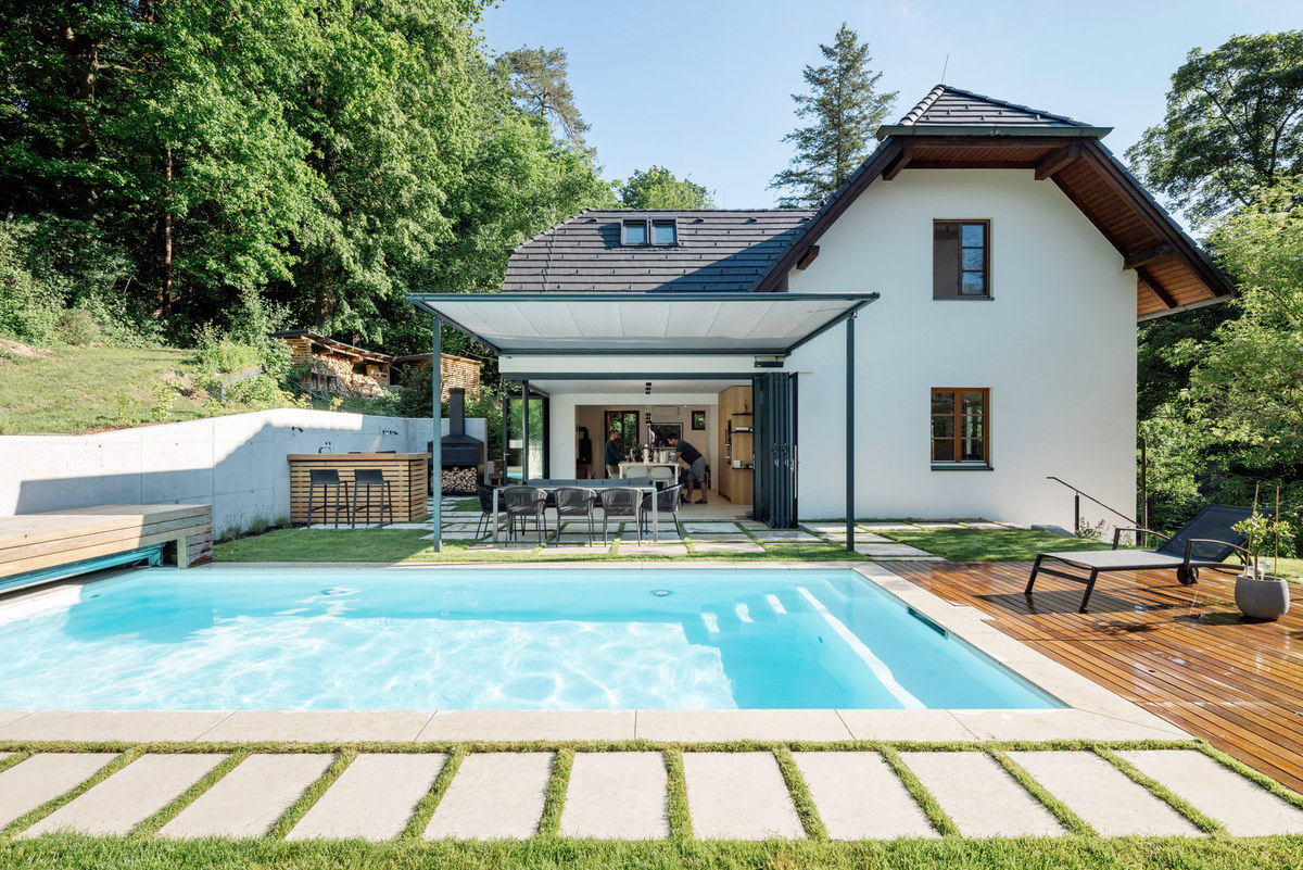 Haus mit Pool, das Erdgeschoss &uuml;ber eine ge&ouml;ffnete Glas-Faltwand zur Terrasse offen